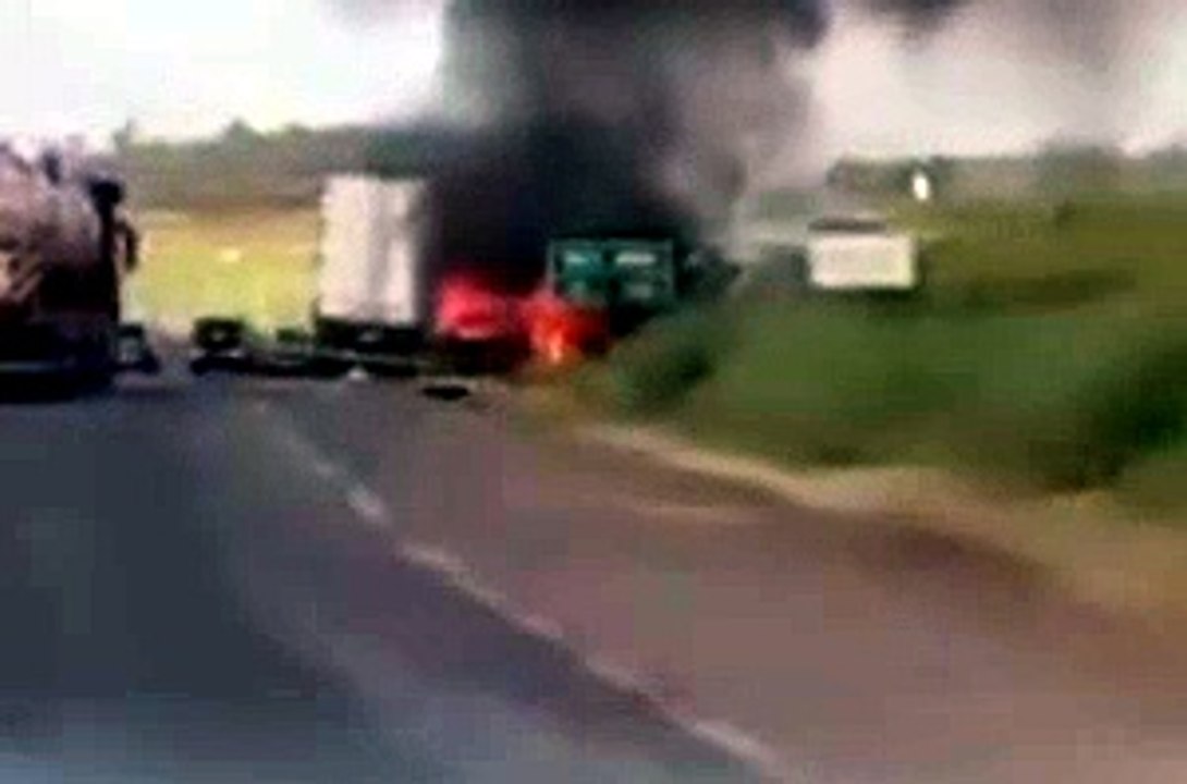 Idoso é ejetado e fusca explode na BR-376 perto de Maringá