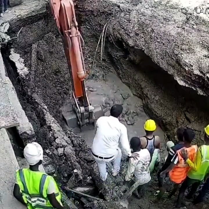 Worker Buried Alive as Soil Collapses During Pipeline Construction | Narrow Escape and Rescue in Uttar Pradesh