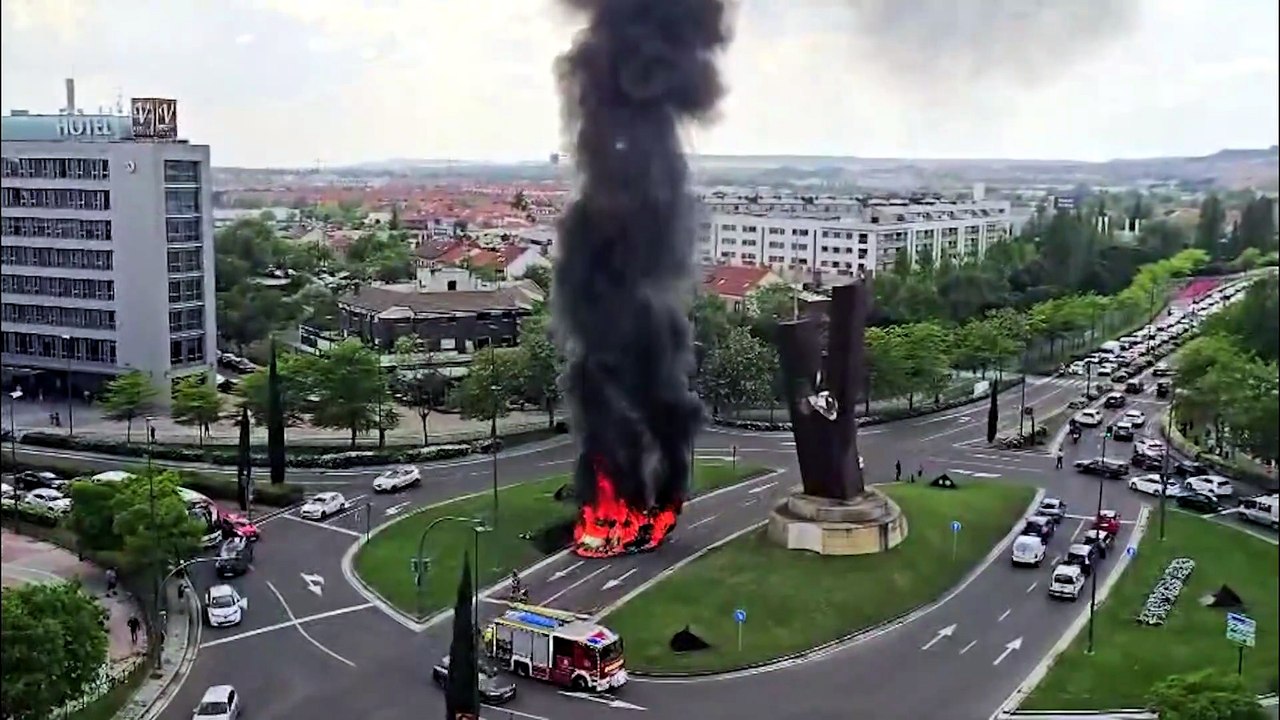 Arde un camión en la rotonda de Vallsur