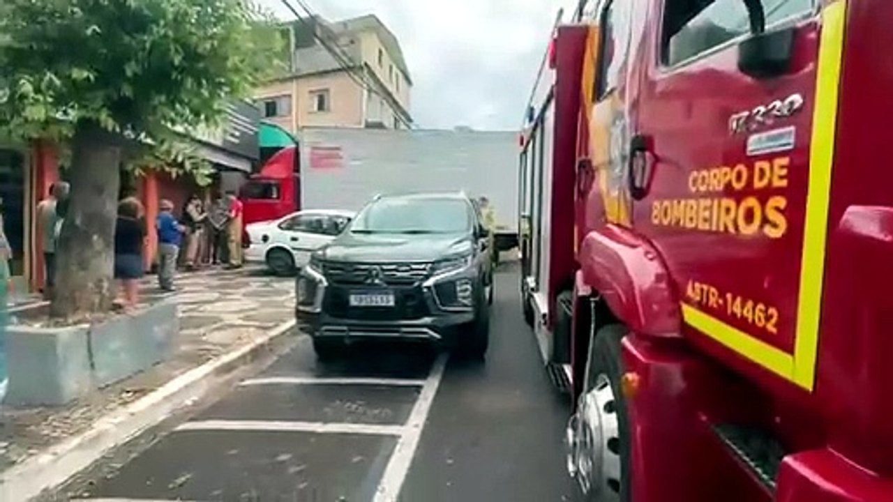 Caminhão atinge três carros estacionados no Centro de Umuarama