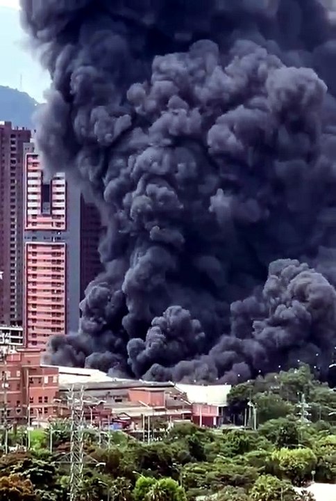 ¡Monstruoso! Así se ve el gigantesco incendio de Itagüí