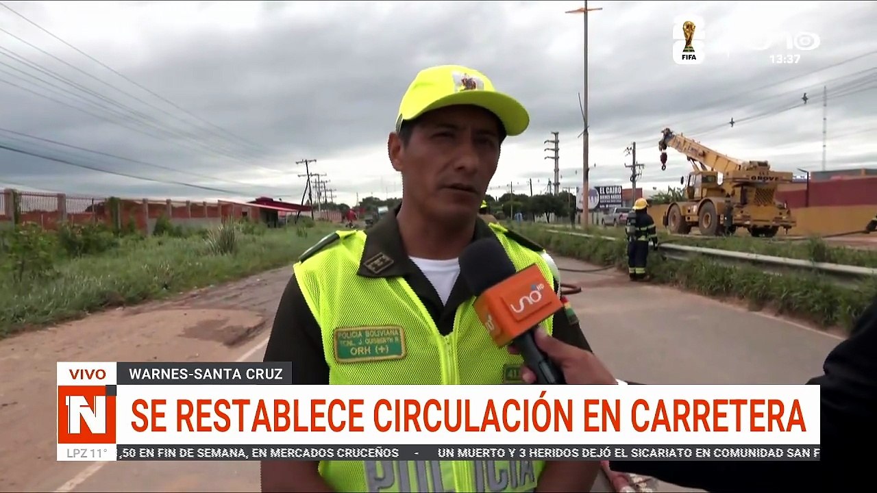 BOMBEROS LIMPIAN COMBUSTIBLE