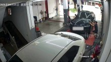 Un garagiste se coince les doigts sous le capot… et sa femme sauve la situation à l’arrache