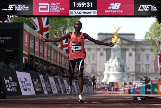 Sabastian Sawe se convierte en el primer hombre en bajar los 2 minutos en una maratón