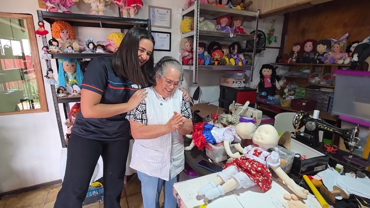 mqn-la-abuela-que-a-sus-82-anos-fabrica-la-muneca-de-trapo-mas-pequena-del-pais-270426