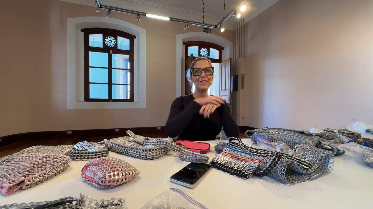 mqn-este-emprendimiento-nacio-de-una-cartera-prestada-y-hoy-convierte-tapas-de-lata-en-moda-sostenible-270426