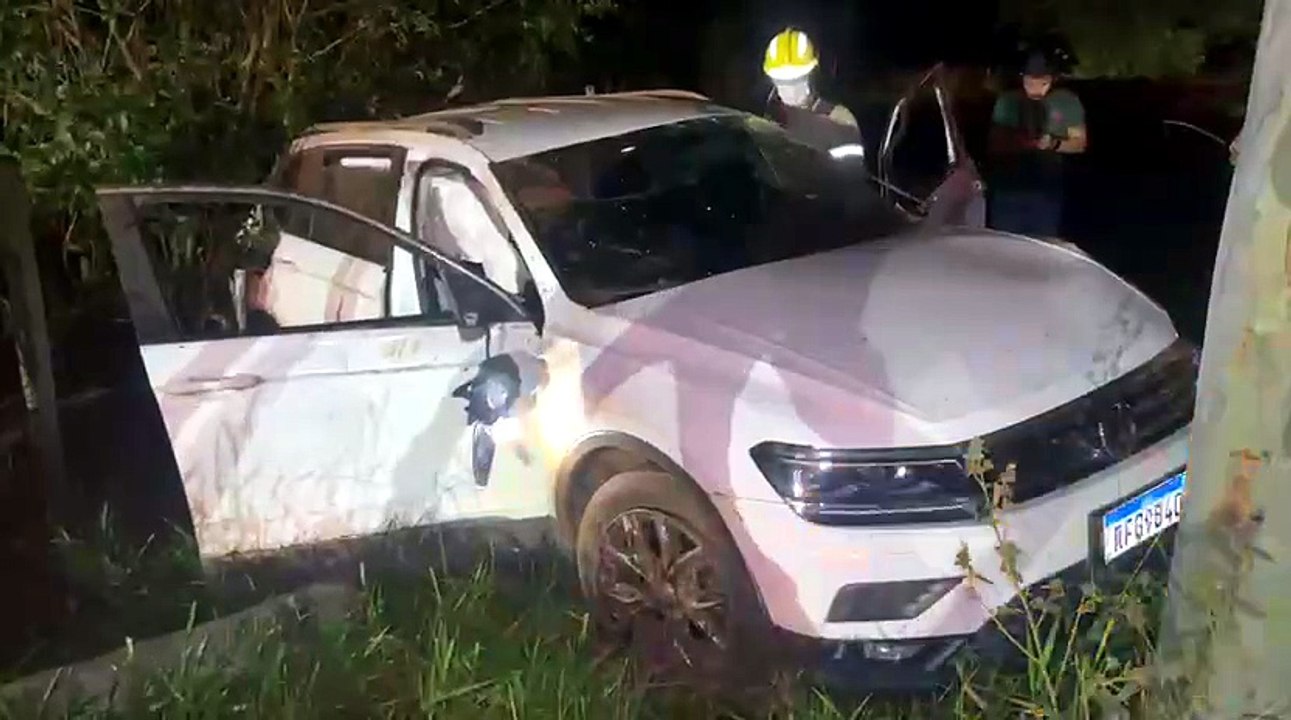 Umuarama: Condutor fica em estado grave após colisão contra árvore na PR-580