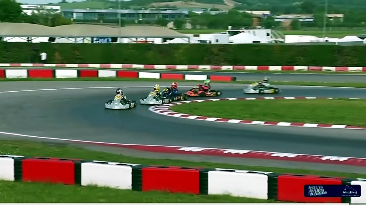 Piloto brasiliense Álvaro Medeiros, de 10 anos, protagoniza ultrapassagem duplos no Campronato Italiano de Kart