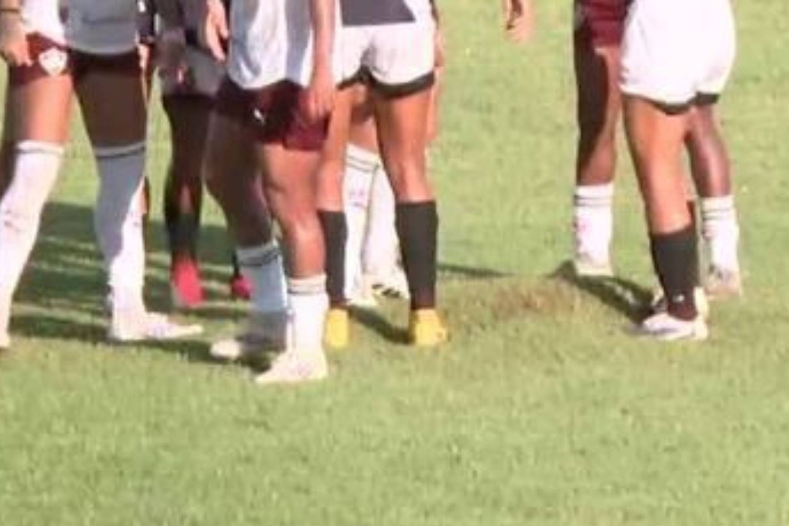 Lo nunca visto en el fútbol: se interrumpe un partido... ¡por una burbuja de aire en el césped!