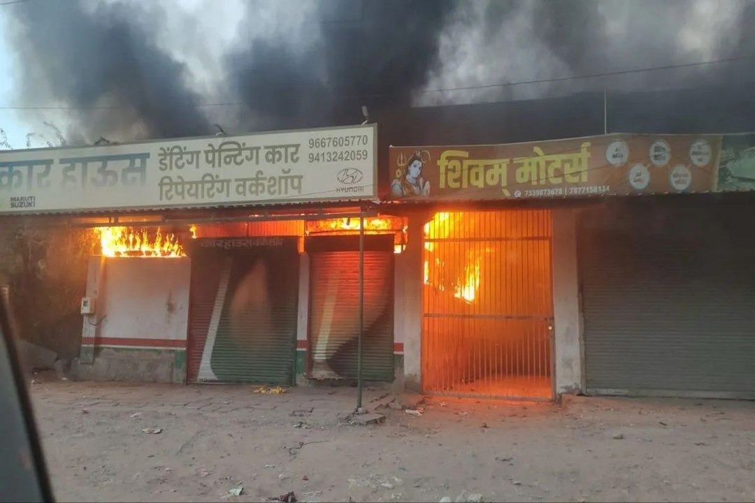 मूण्डवा तिराहे पर आग का तांडव: गैराज में खड़ी गाड़ियां जलकर खाक, पंप के पास टला बड़ा हादसा