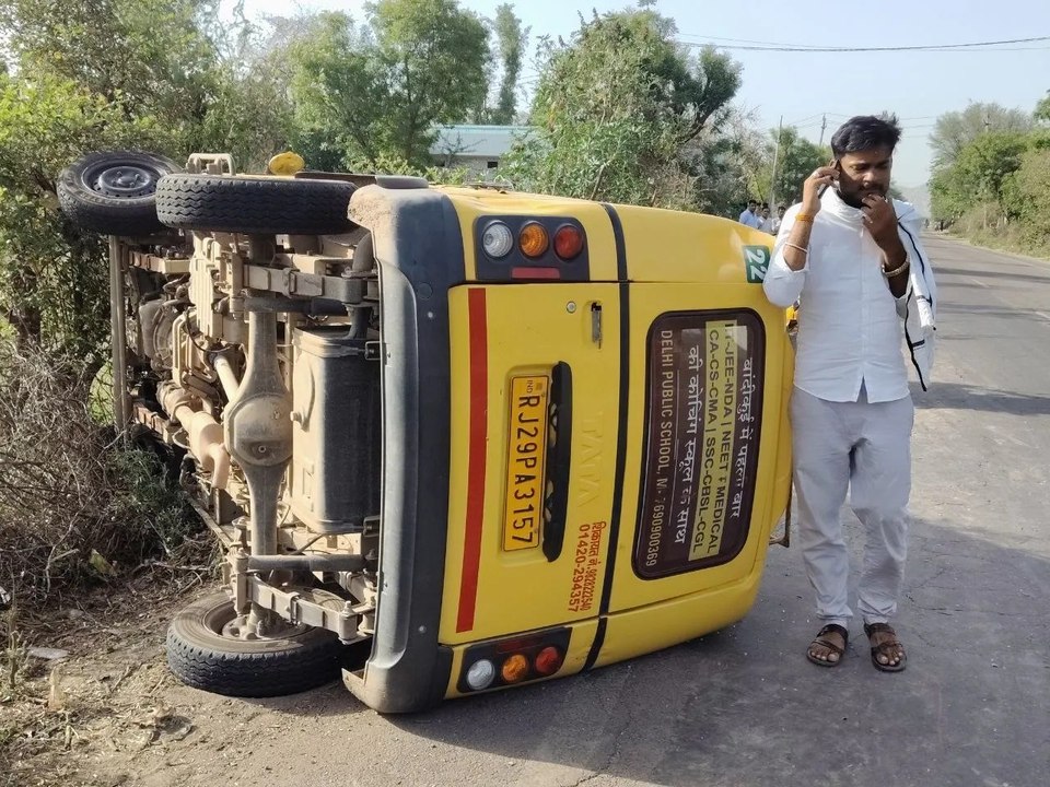 स्कूल की वैन अनियंत्रित