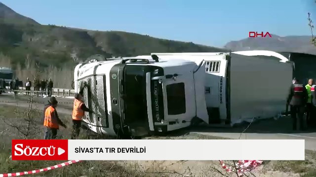 Sivas'ta TIR'ın devrildiği kaza nedeniyle ulaşım aksadı