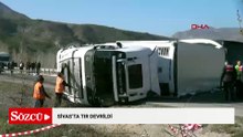 Sivas'ta TIR'ın devrildiği kaza nedeniyle ulaşım aksadı
