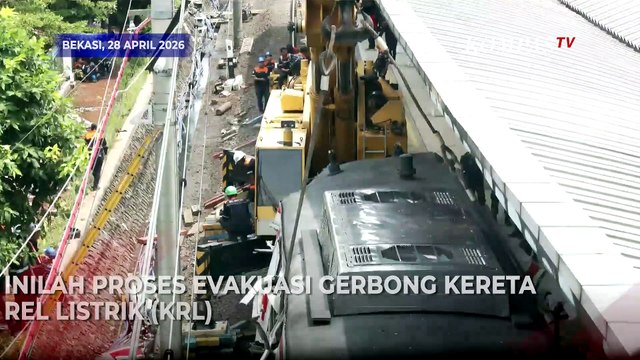 Proses Evakuasi Gerbong KRL usai Tabrakan dengan KA Argo Bromo Anggrek