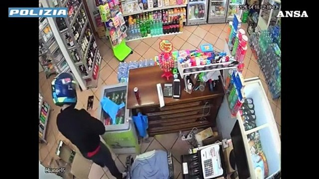 Rapinatore con casco e martello arrestato dalla polizia a Sassari