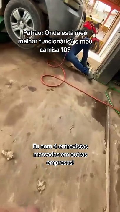 Vídeo de mecânico fingindo trabalhar com áudio falso diverte web