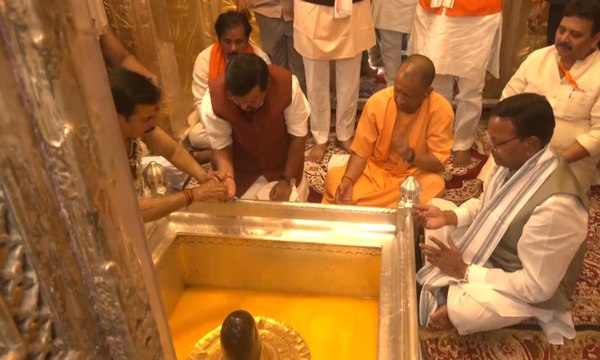 CM Yogi and Nitin Nabin Offer Prayers at Kashi Vishwanath Temple