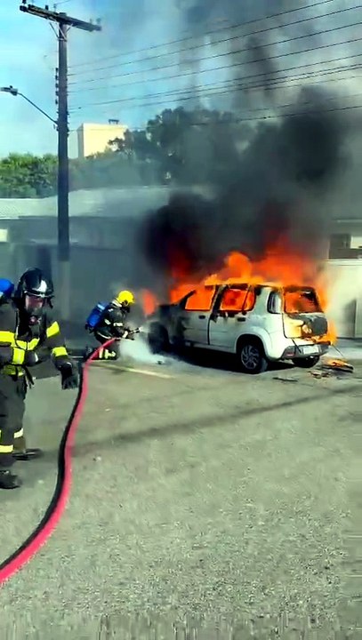 Incêndio toma conta de carro e motorista escapa "por um triz" das chamas em Florianópolis