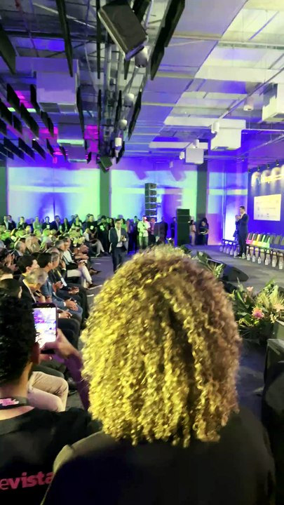 Subida de Victor Marques ao palanque do 9º Congresso da Amupe tem fortes aplausos; prefeito cumprimenta Raquel