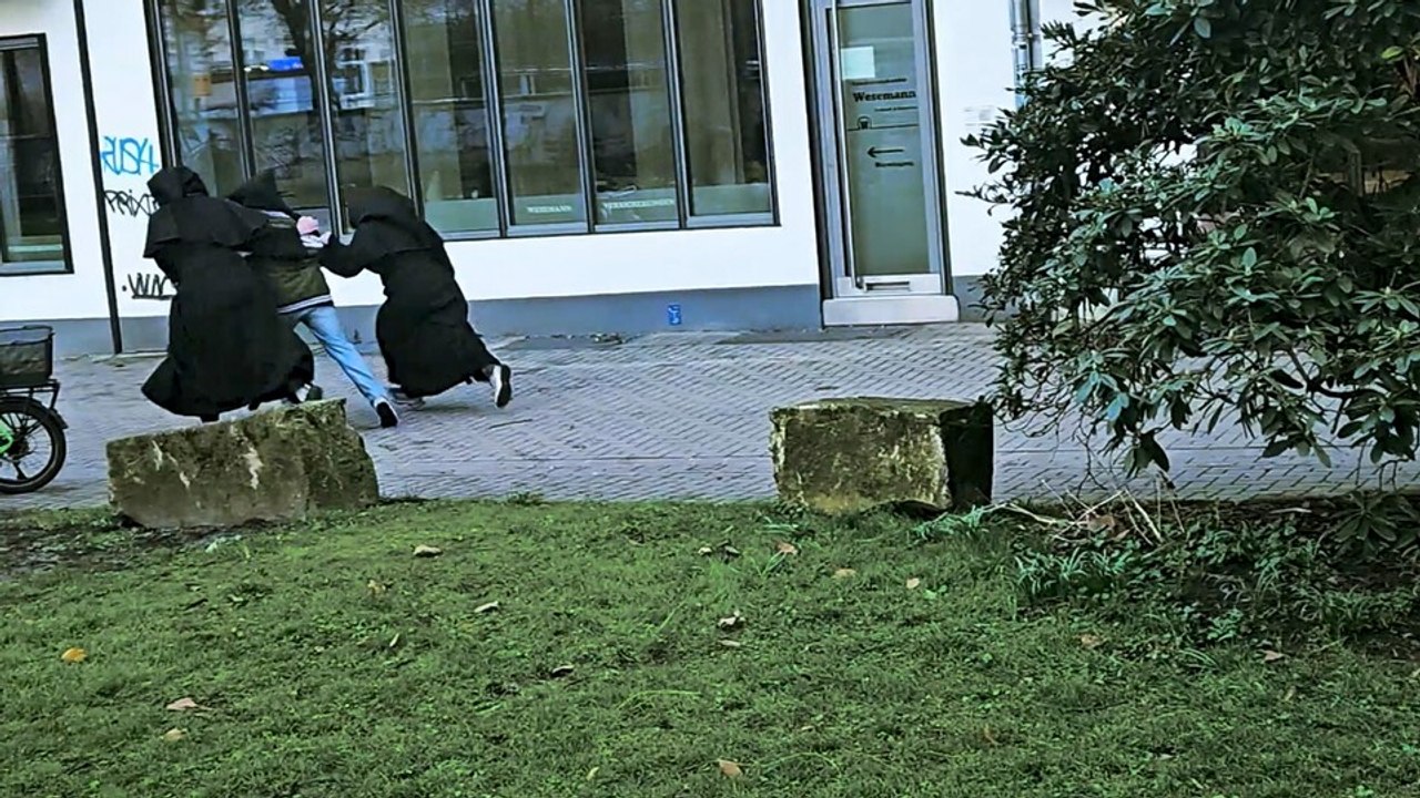 Was machen die leuten in den kutten da?