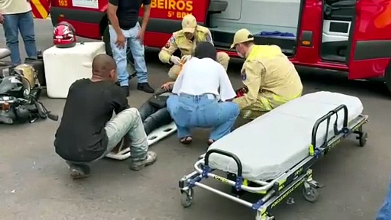 Motociclista fica ferido em colisão com carro no centro de Umuarama