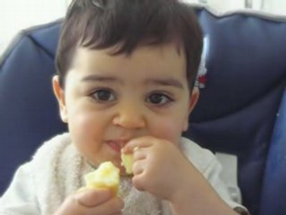 Antoine croque la pomme