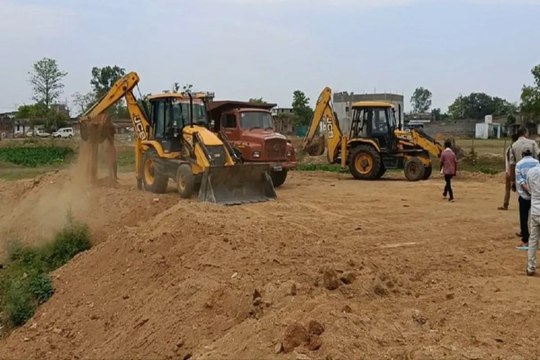 शहर के भाथूपारा तालाब को पाटकर किया था कब्जा, प्रशासन ने चलाया बुलडोजर