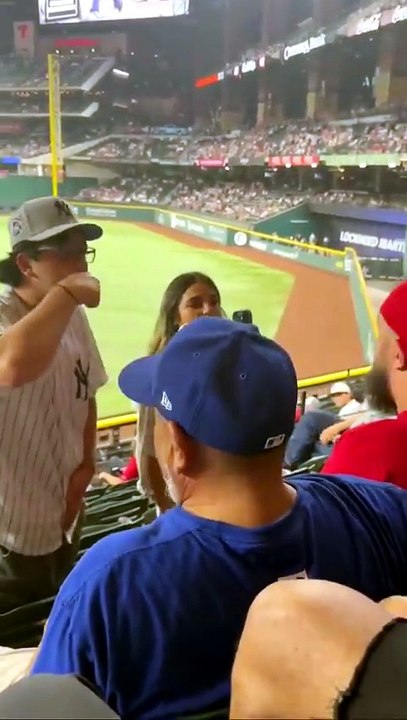 Aficionado de los Rangers se pelea contra otro aficionado de los  Yankees