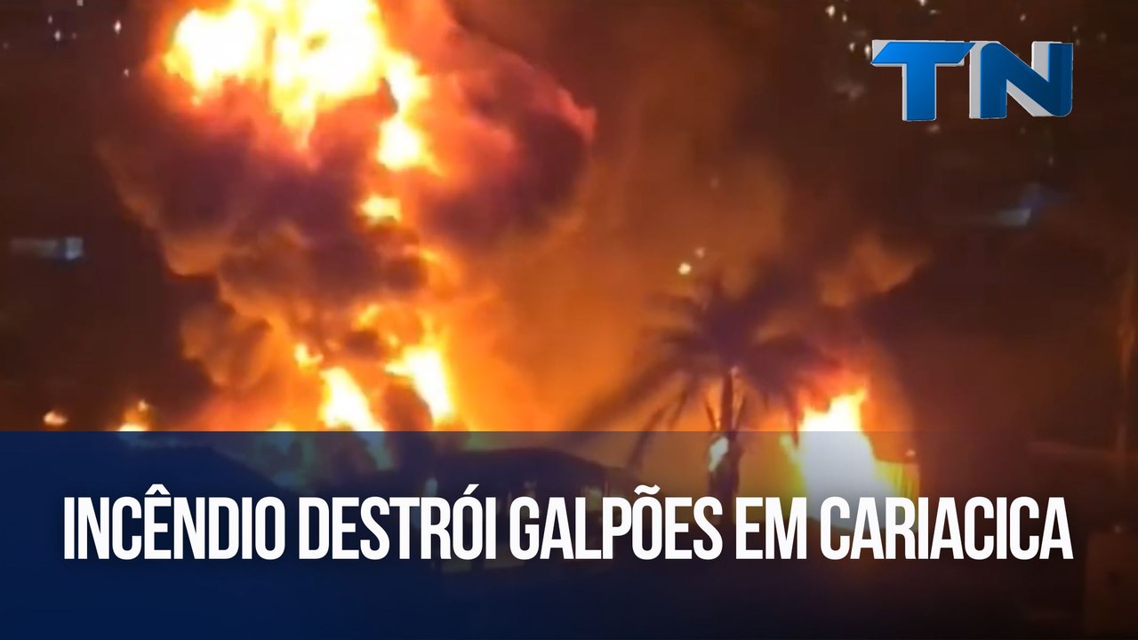 Incêndio destrói galpões em Cariacica