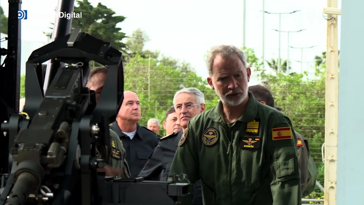 El Rey se pone a los mandos de un NH90 navalizado en la base de Rota