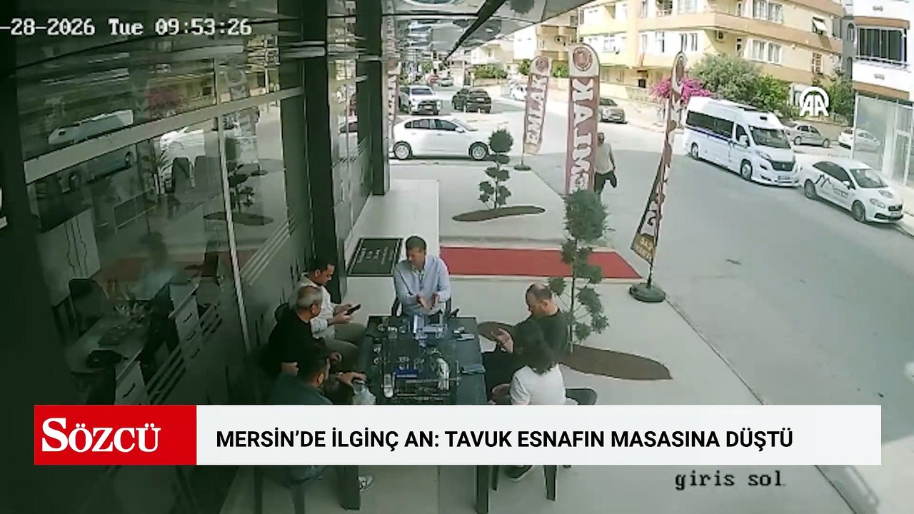 Mersin’de bir evin damında beslenen tavuğun sohbet eden esnafın masasına düşmesi kamerada