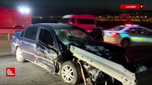 Kayseri’de otomobil bariyerlere saplandı
