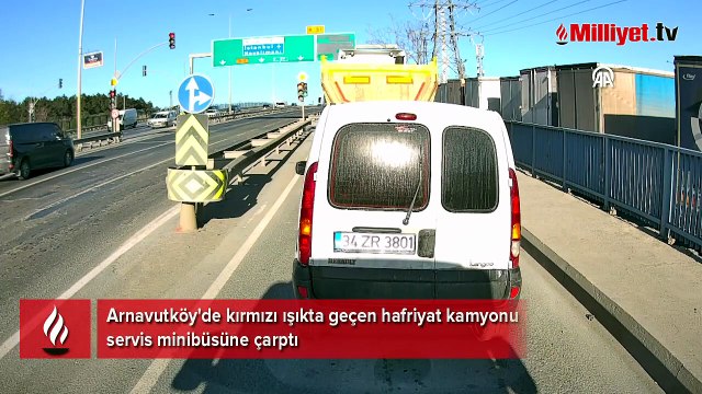 Arnavutköy'de hafriyat kamyonunun servis minibüsüne çarpması kamerada