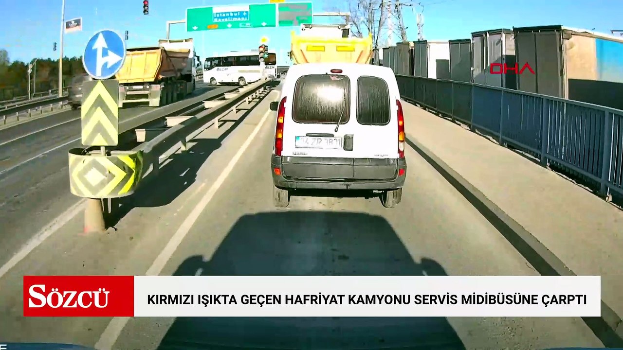 Arnavutköy'de kırmızı ışıkta geçen hafriyat kamyonu servis midibüsüne çarptı; kaza kamerada
