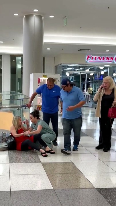 This happened at the shopping mall today, everyone helped her! Good people!😇😇