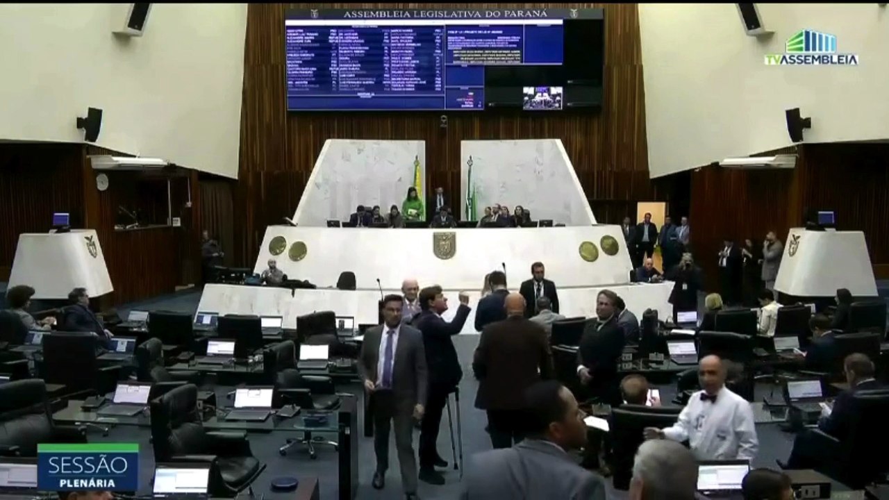 Bate-boca: deputados se enfrentam no plenário e colegas evitam briga no PR