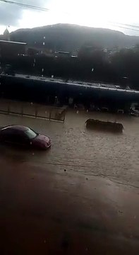 Viviendas y negocios inundados por fuertes lluvias en La Calera