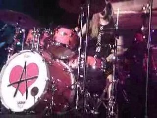 Avril joue de la batterie sur Runaway (10.06 Paris)