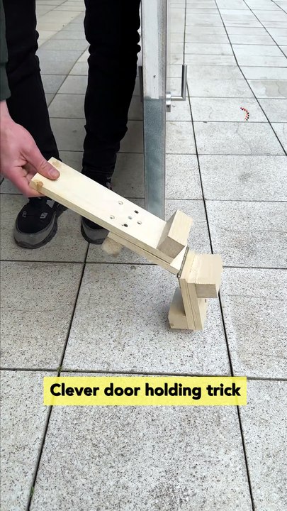 Clever door holding trick 🤫