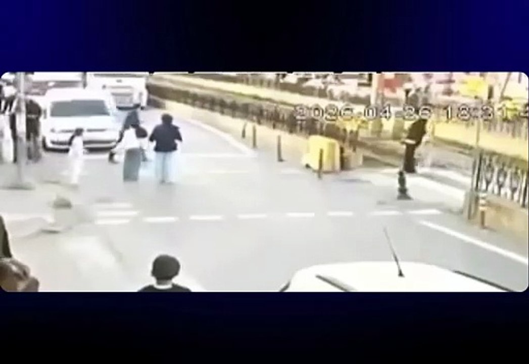 Sultangazi’de kurye ile yaya çarpıştı: 1 kişi ağır yaralandı