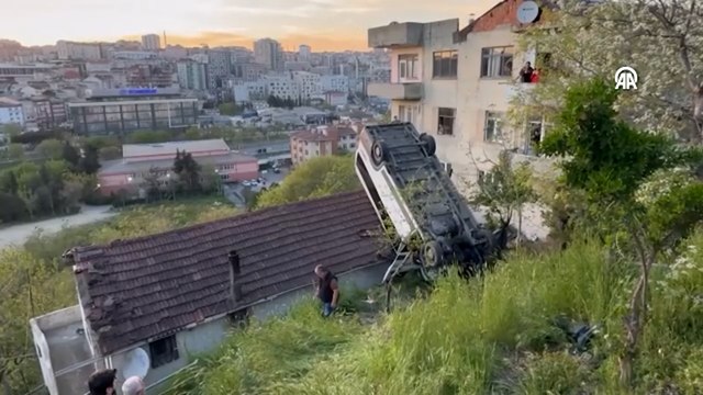 Akılalmaz kaza! Takla atan servis aracı, evin çatısına uçtu