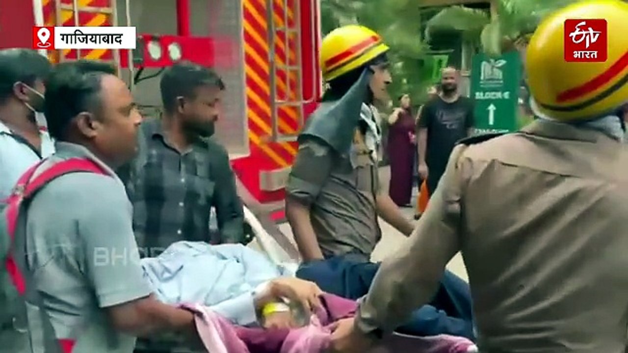 प्रचंड लपटों के बीच बुजुर्ग ने कोहनी मार तोड़ा...