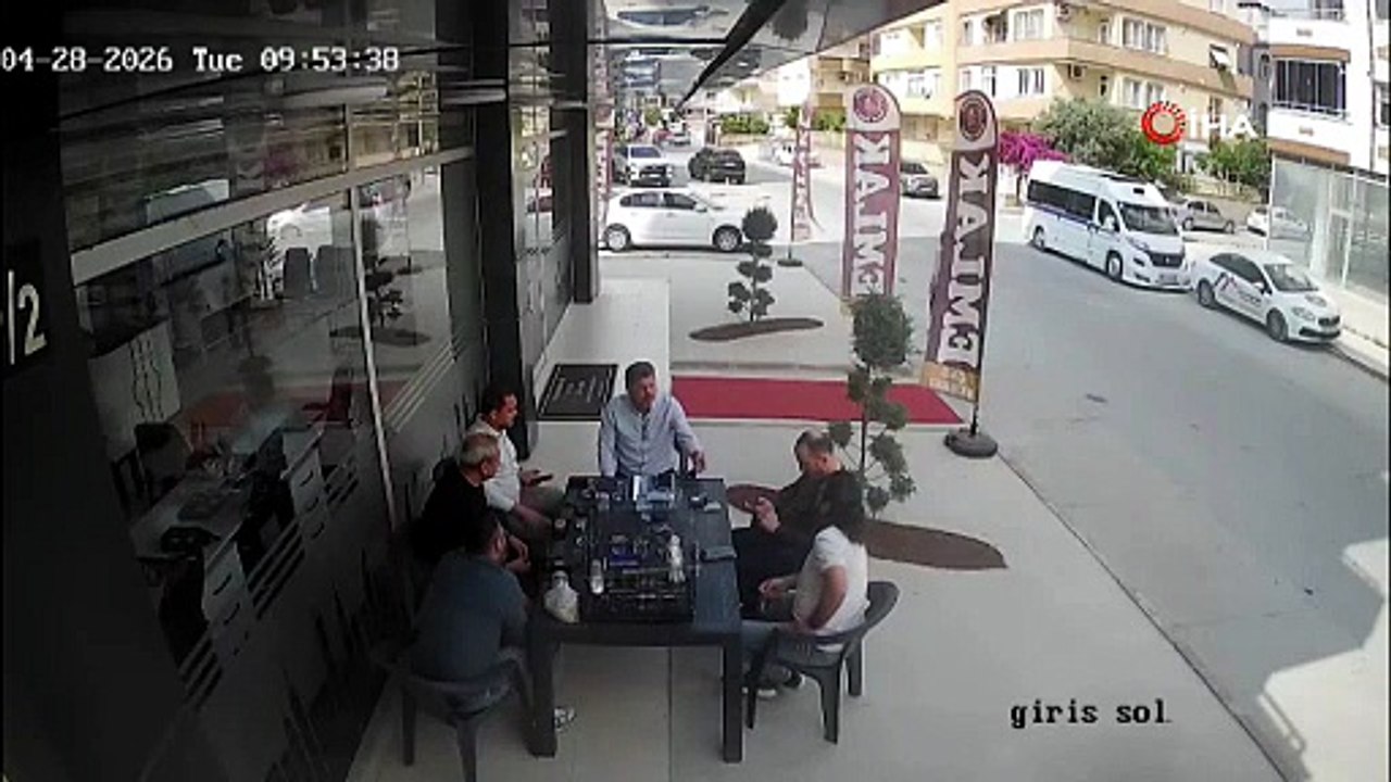 Sohbet masasına düşen davetsiz misafir kısa süreli paniğe neden oldu