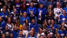 Après un problème de micro à Buffalo, toute la foule s’est mise à chanter Ô Canada avant le match 5