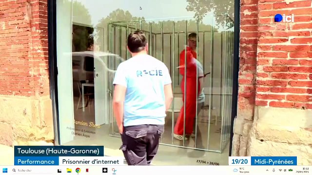 Un artiste contemporain décide de s’enfermer dans une cage métallique en vitrine de sa galerie d’art à Toulouse pendant un mois, découvrez pour quelle raison !