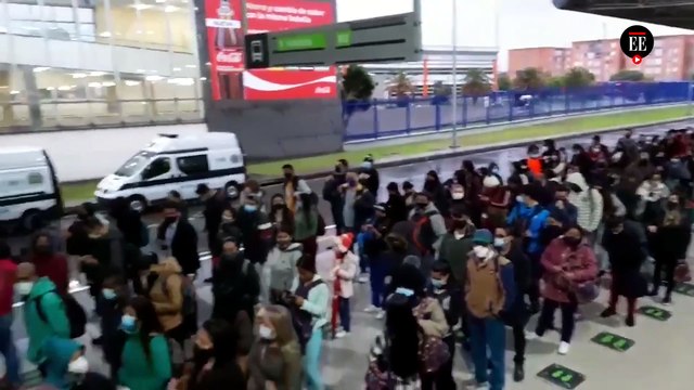 Aglomeraciones y largas filas en Transmilenio en el último día de cuarentena estricta en Bogotá
