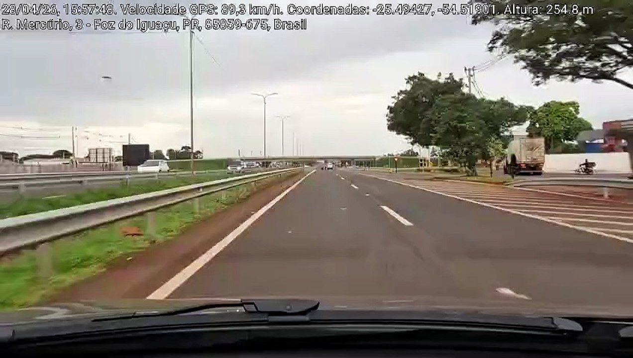 Vídeo mostra carro batendo e rodando na BR-277