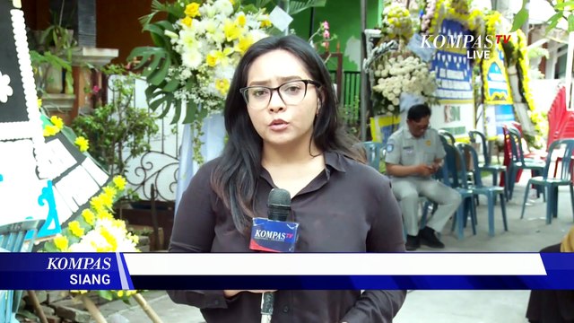 Tangis Keluarga Iringi Pemakaman Nur Ainia Eka, Karyawan KompasTV Korban Kecelakaan KRL Bekasi