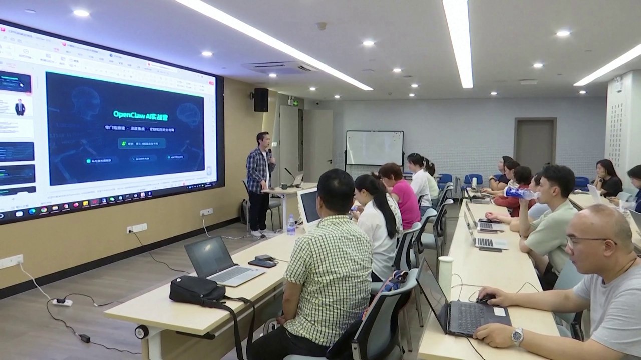 AI classes attract trainees in south China's tech hub Shenzhen