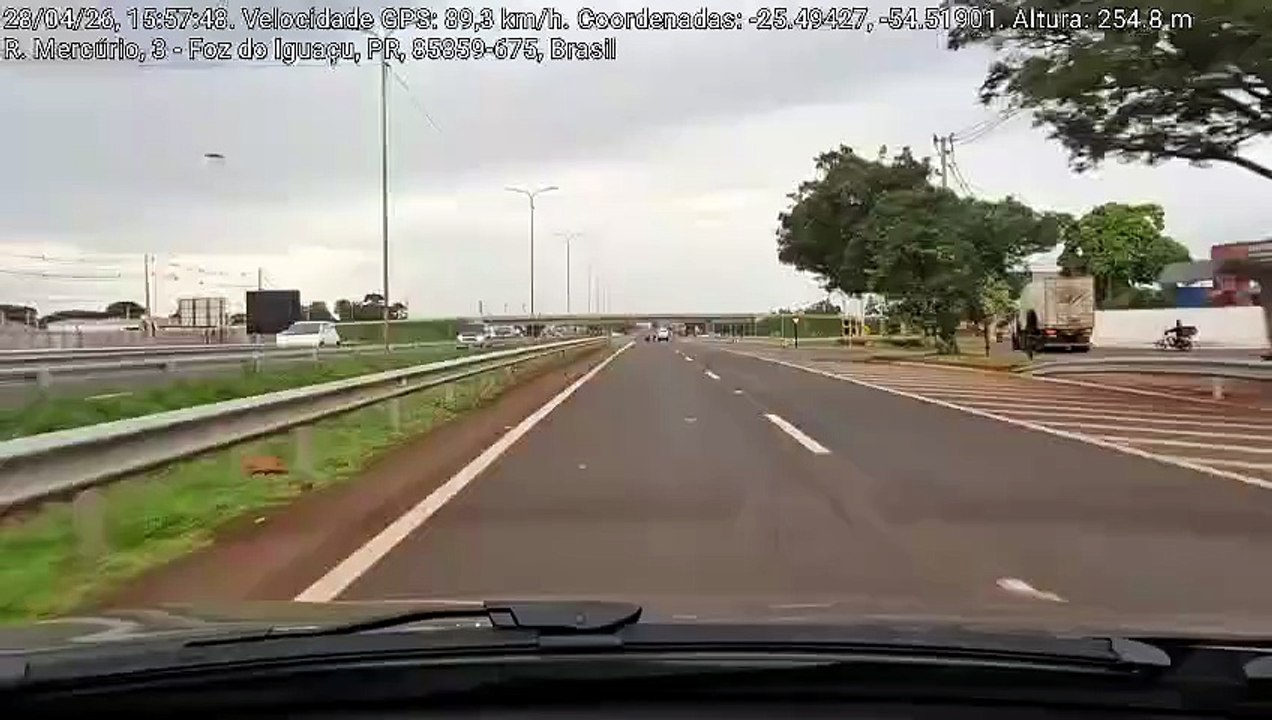 Vídeo mostra carro batendo e rodando na BR-277